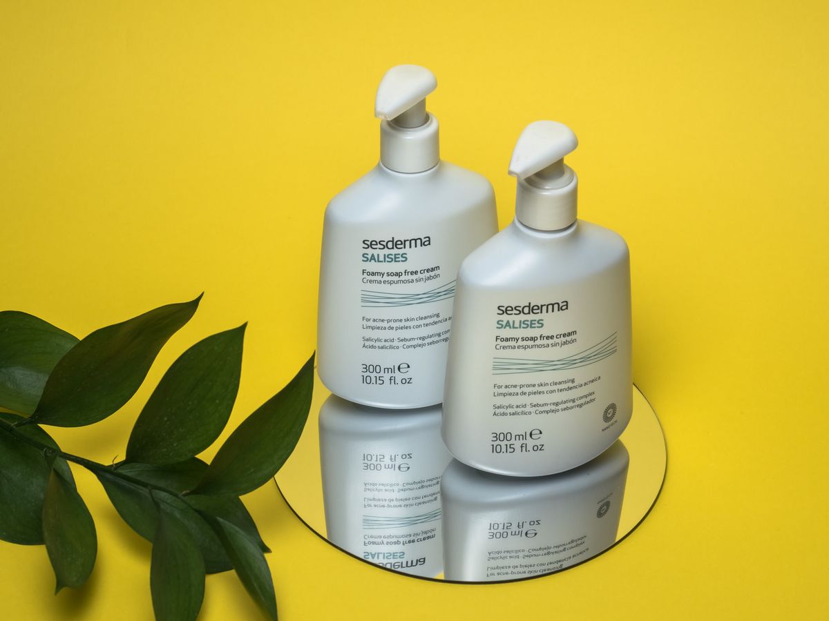 Composición de cosmética natural de Piel Botánica con elementos vegetales