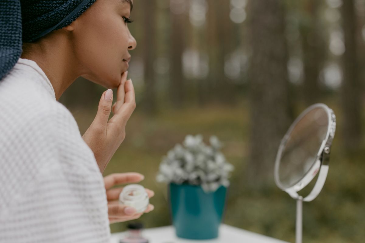 Ritual de cuidado facial con productos naturales